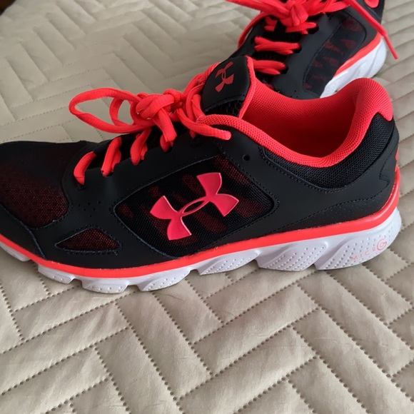Under Armour woman’s athletic shoes 8.5 - Picture 2 of 6